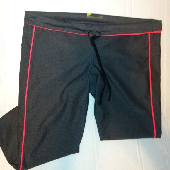 NWOT~XERSION~Women's Moisture Wicking Athletic Capri Pants~Large - Picture 4 of 14